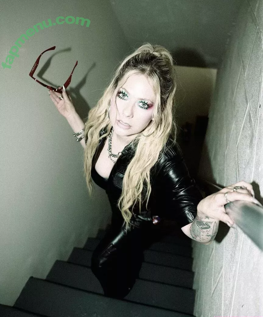 Avril Lavigne nude photo #0659 (AvrilLavigne)