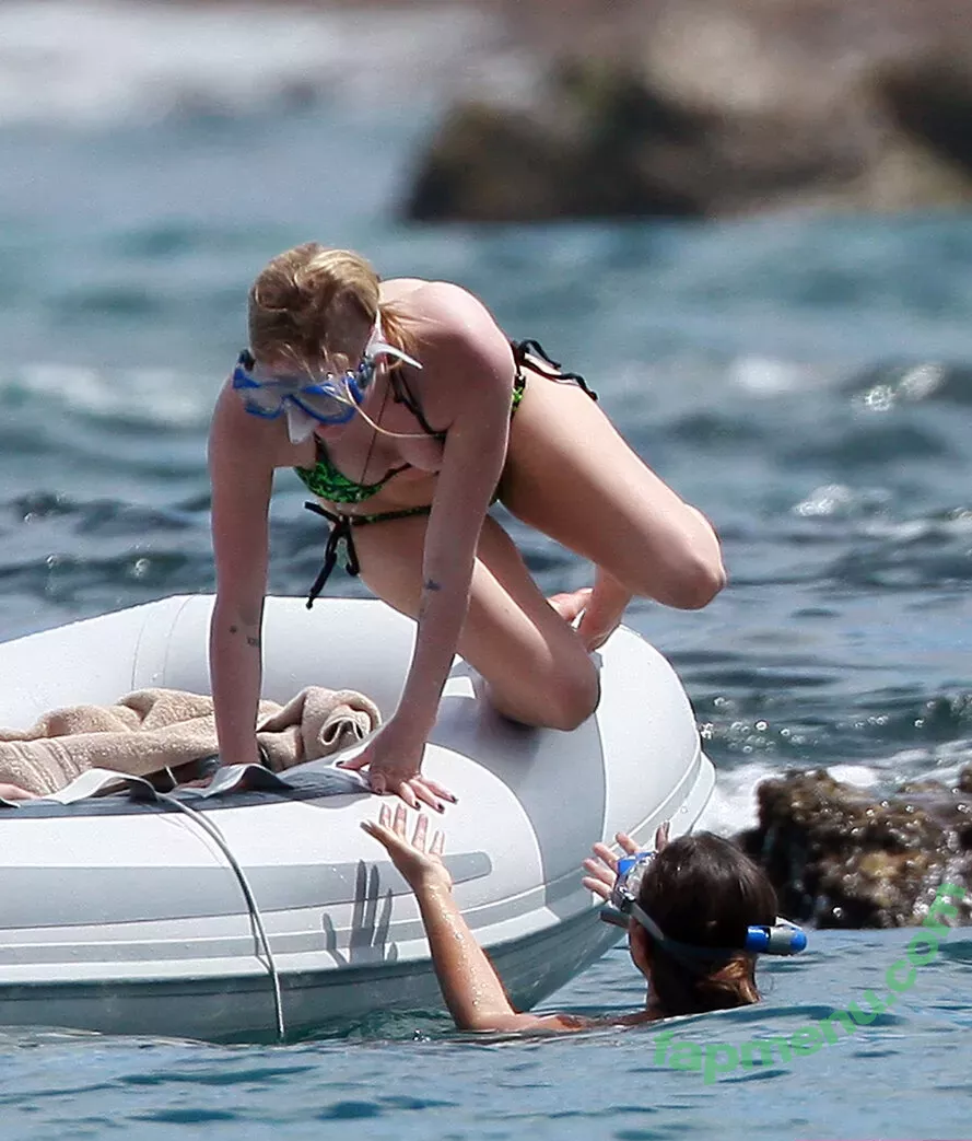 Avril Lavigne nude photo #0702 (AvrilLavigne)