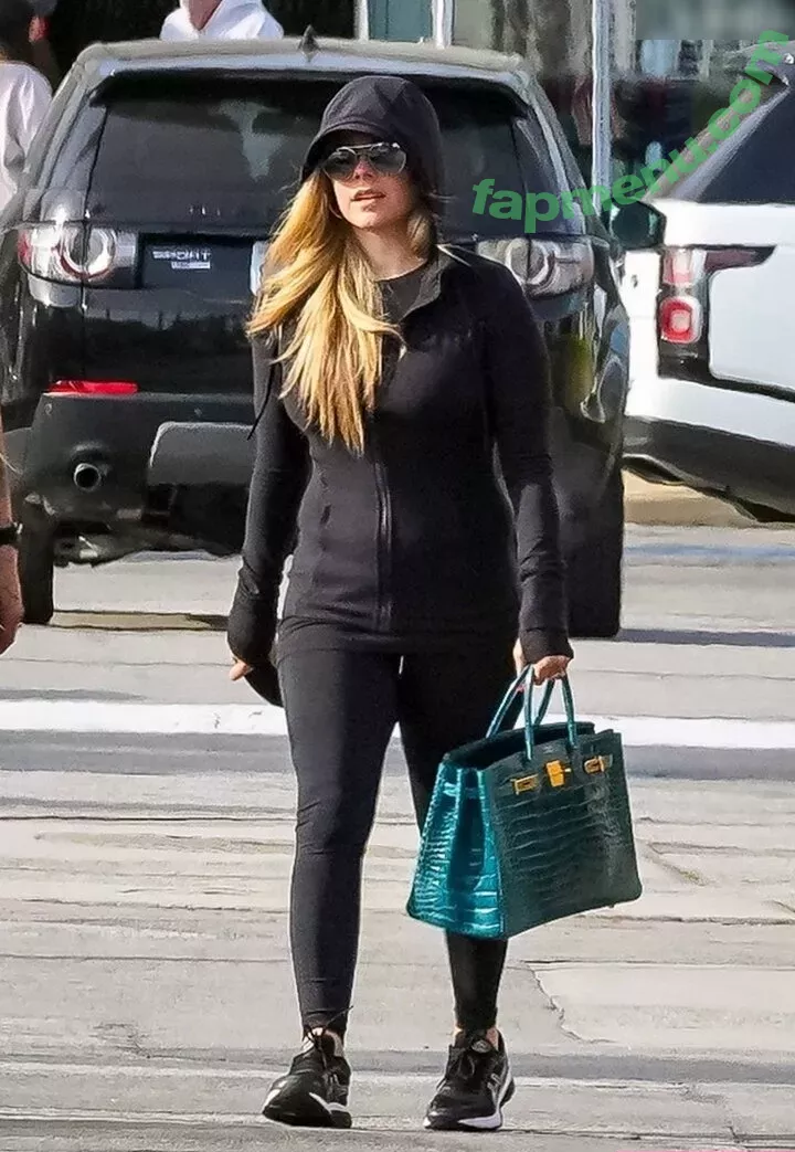 Avril Lavigne nude photo #0776 (AvrilLavigne)