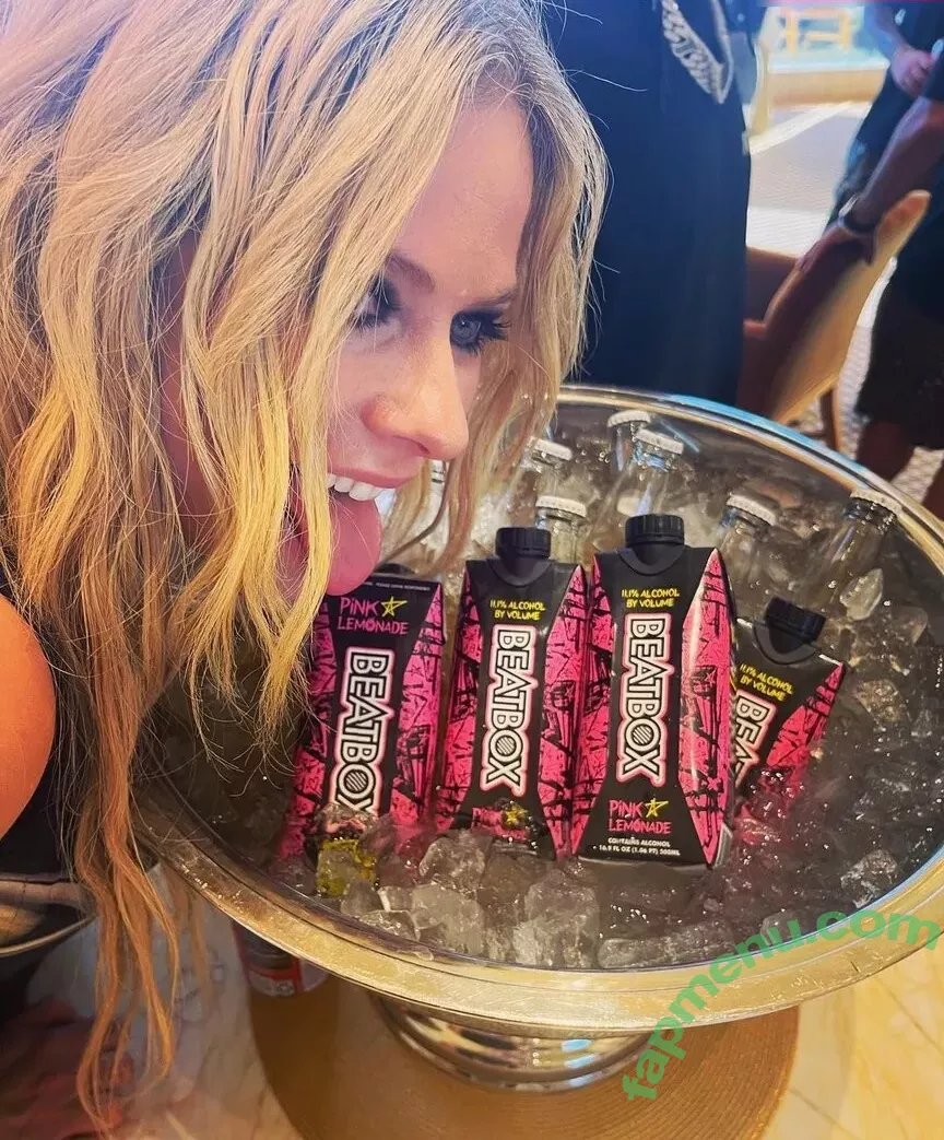 Avril Lavigne nude photo #0796 (AvrilLavigne)