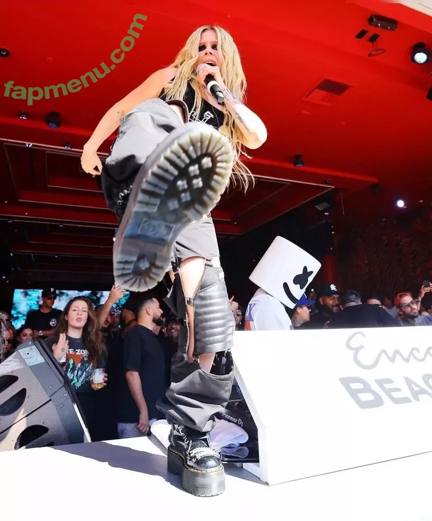 Avril Lavigne nude photo #0797 (AvrilLavigne)