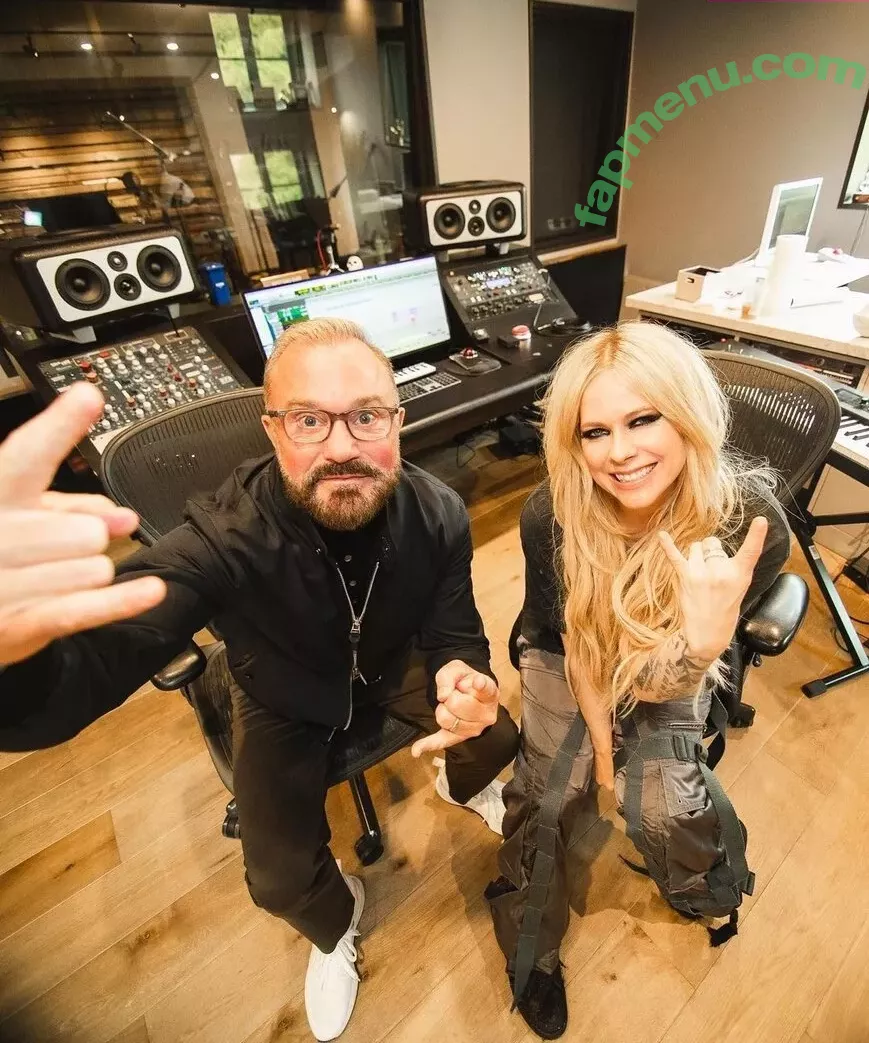 Avril Lavigne nude photo #0801 (AvrilLavigne)