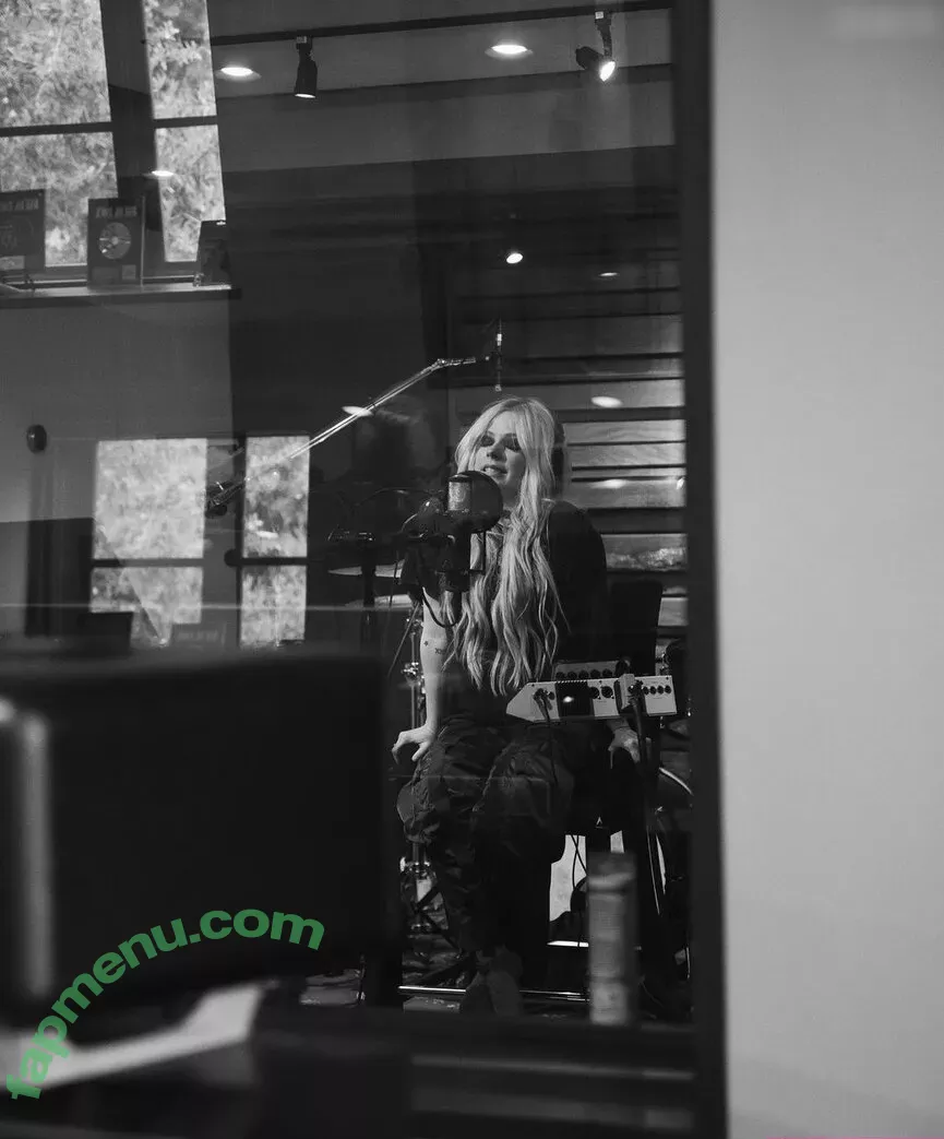 Avril Lavigne nude photo #0802 (AvrilLavigne)