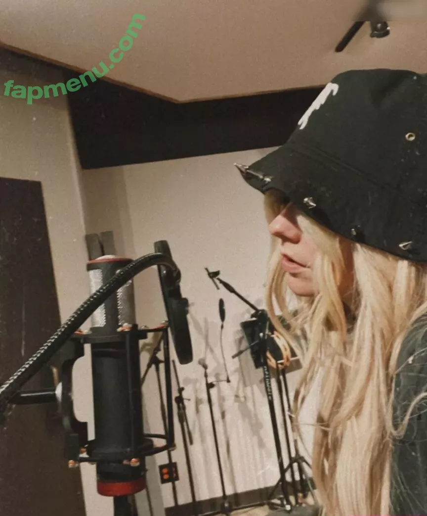 Avril Lavigne nude photo #0803 (AvrilLavigne)