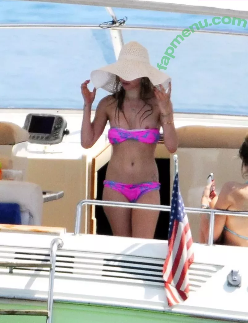 Avril Lavigne nude photo #0804 (AvrilLavigne)