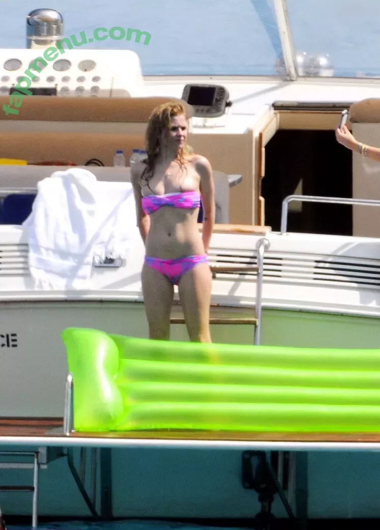 Avril Lavigne nude photo #0810 (AvrilLavigne)