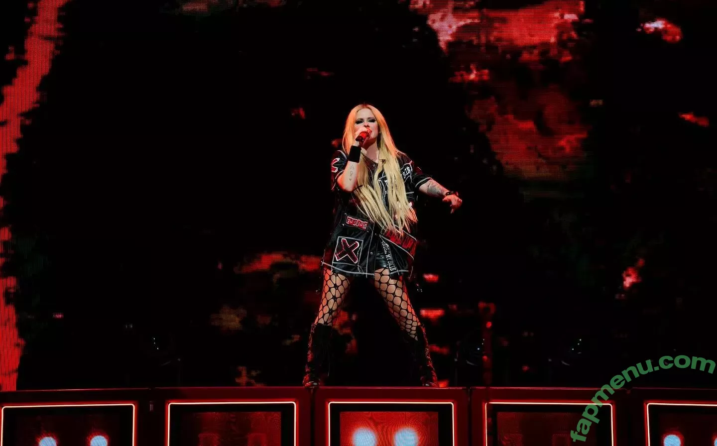 Avril Lavigne nude photo #0841 (AvrilLavigne)