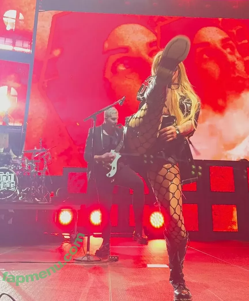 Avril Lavigne nude photo #0842 (AvrilLavigne)