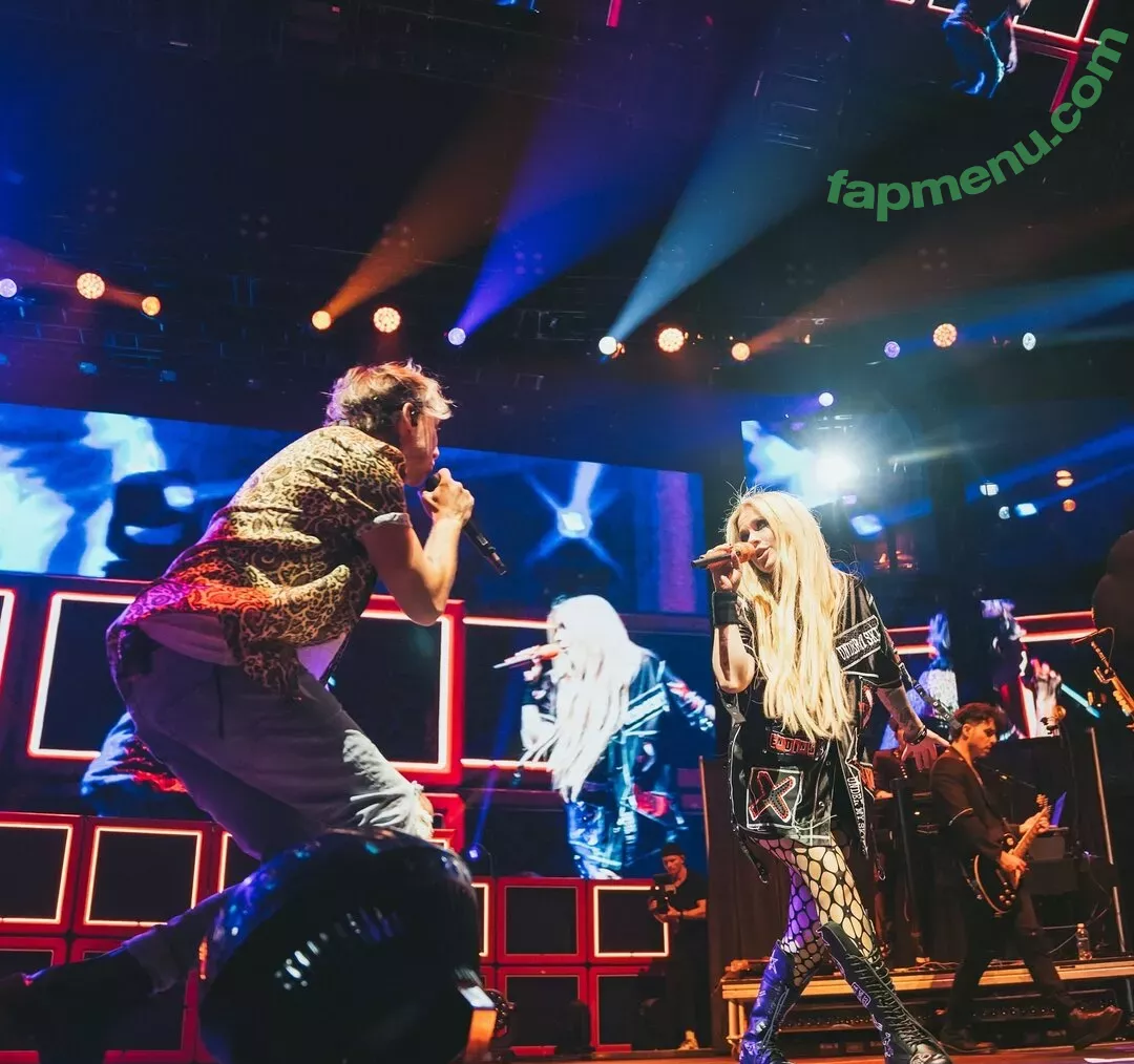 Avril Lavigne nude photo #0847 (AvrilLavigne)