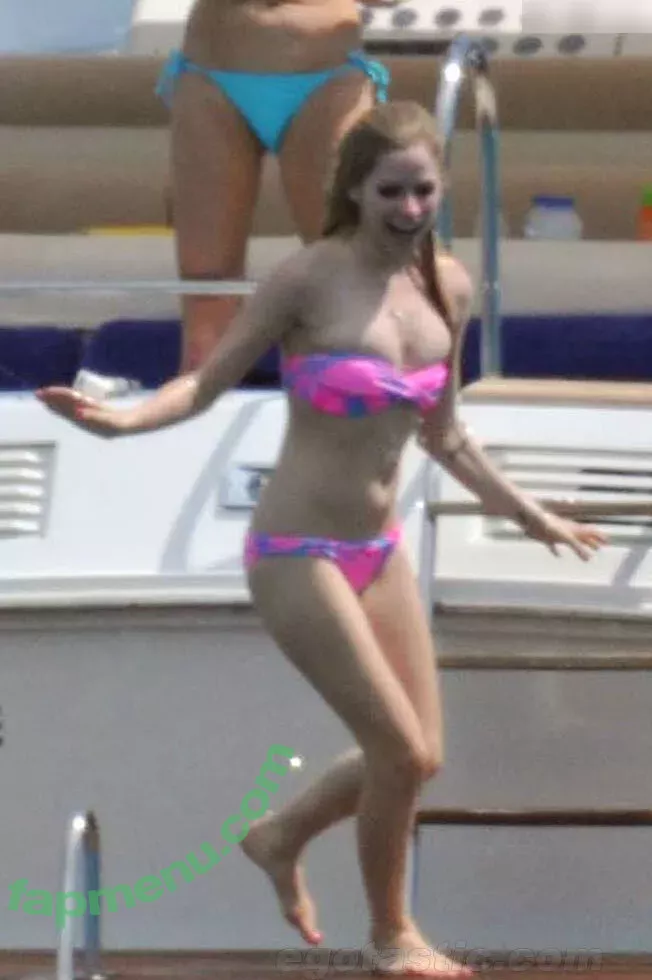 Avril Lavigne nude photo #0876 (AvrilLavigne)