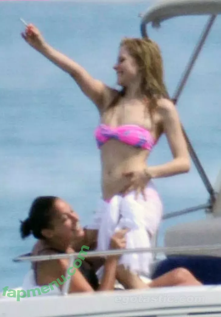 Avril Lavigne nude photo #0878 (AvrilLavigne)