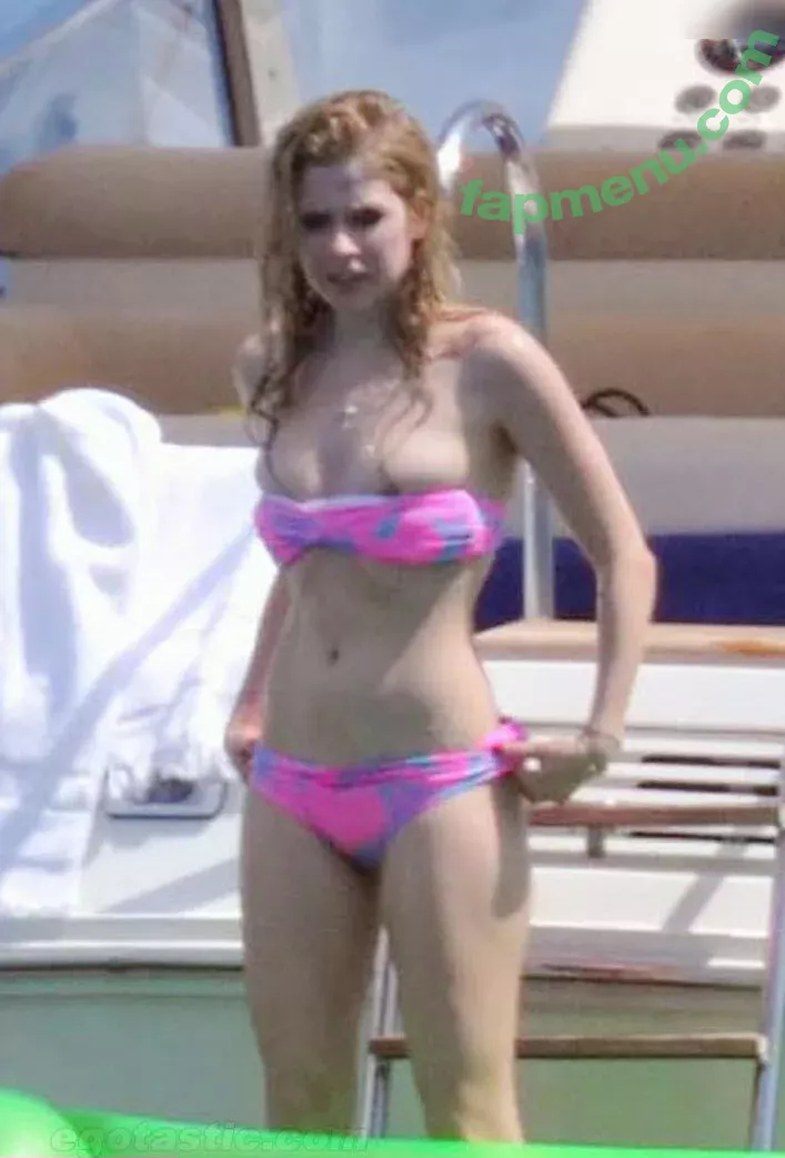 Avril Lavigne nude photo #0881 (AvrilLavigne)