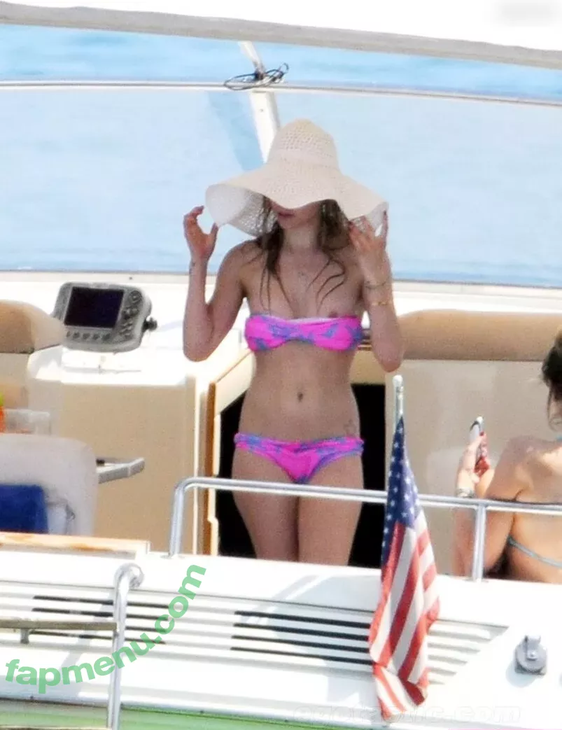 Avril Lavigne nude photo #0883 (AvrilLavigne)