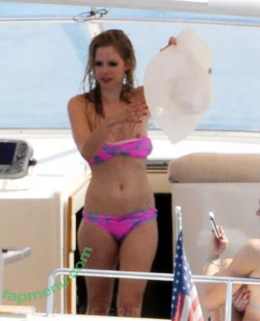 Avril Lavigne nude photo #0884 (AvrilLavigne)