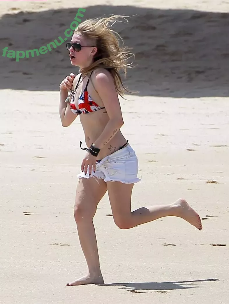 Avril Lavigne nude photo #0890 (AvrilLavigne)