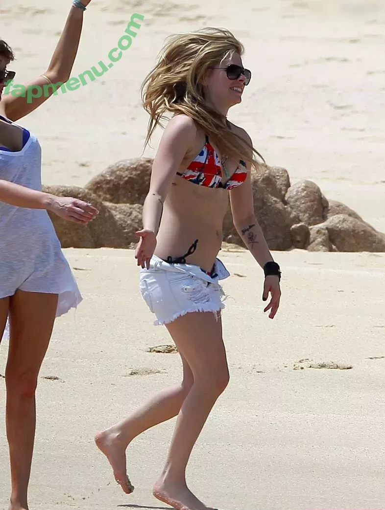 Avril Lavigne nude photo #0893 (AvrilLavigne)