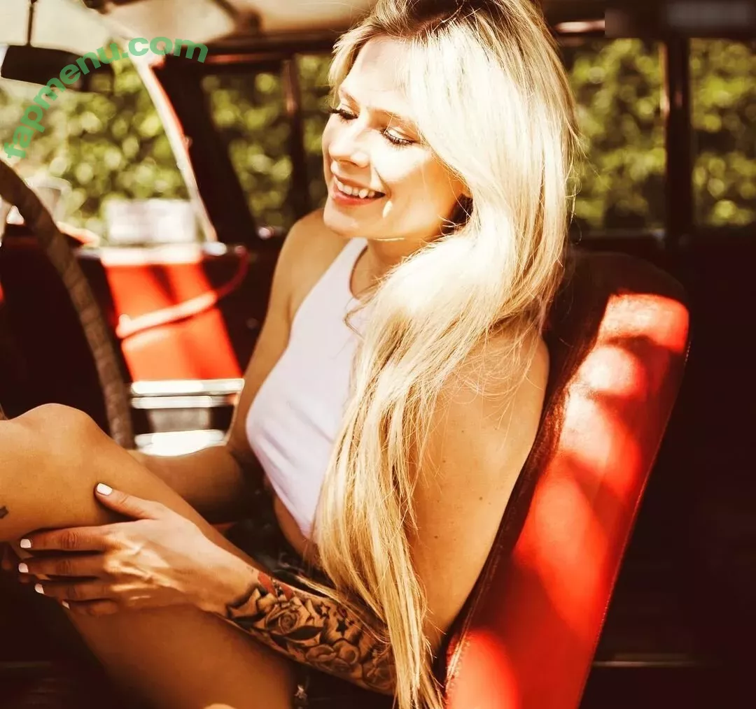 Avril Lavigne nude photo #0904 (AvrilLavigne)