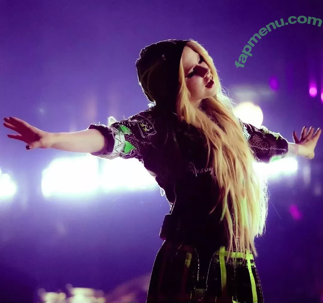 Avril Lavigne nude photo #0909 (AvrilLavigne)