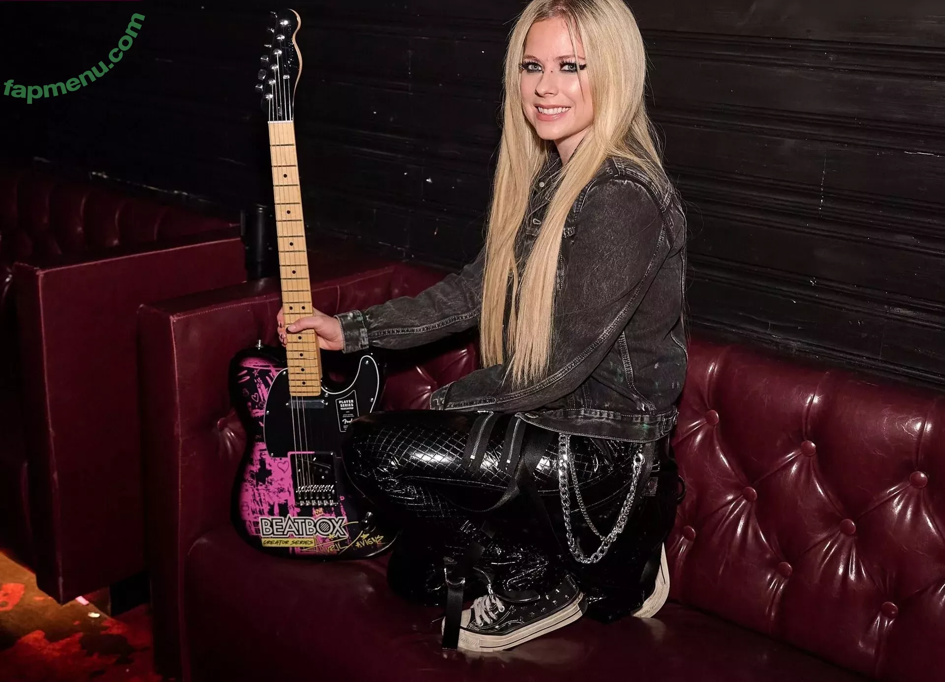 Avril Lavigne nude photo #0917 (AvrilLavigne)