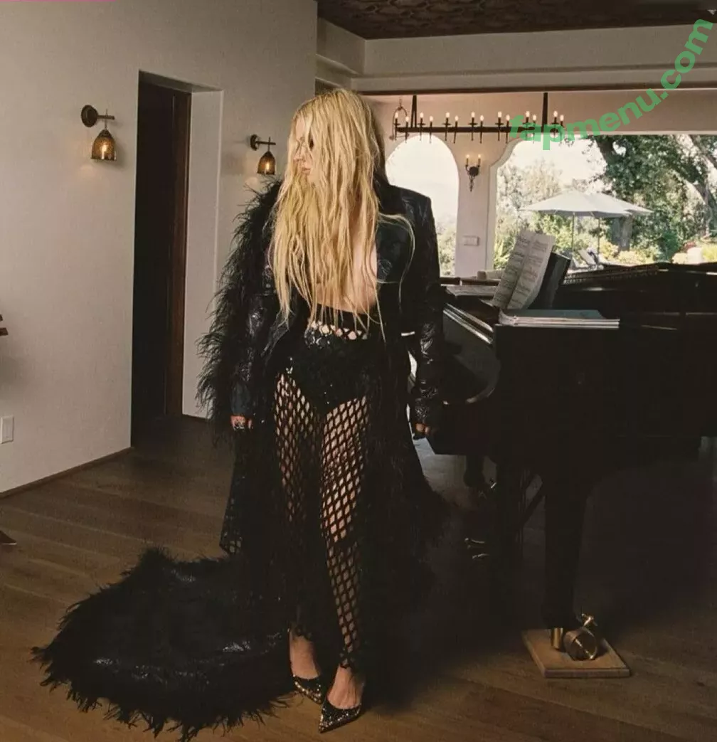 Avril Lavigne nude photo #0925 (AvrilLavigne)