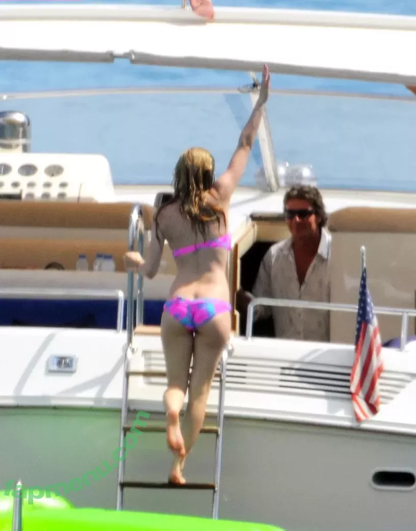 Avril Lavigne nude photo #0950 (AvrilLavigne)