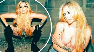 Avril Lavigne / AvrilLavigne nude photo #1225