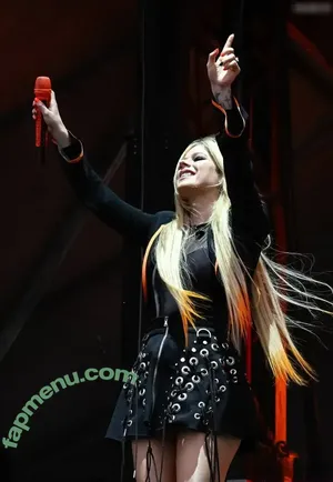 Avril Lavigne / AvrilLavigne nude photo #1310