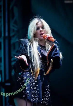 Avril Lavigne / AvrilLavigne nude photo #1311