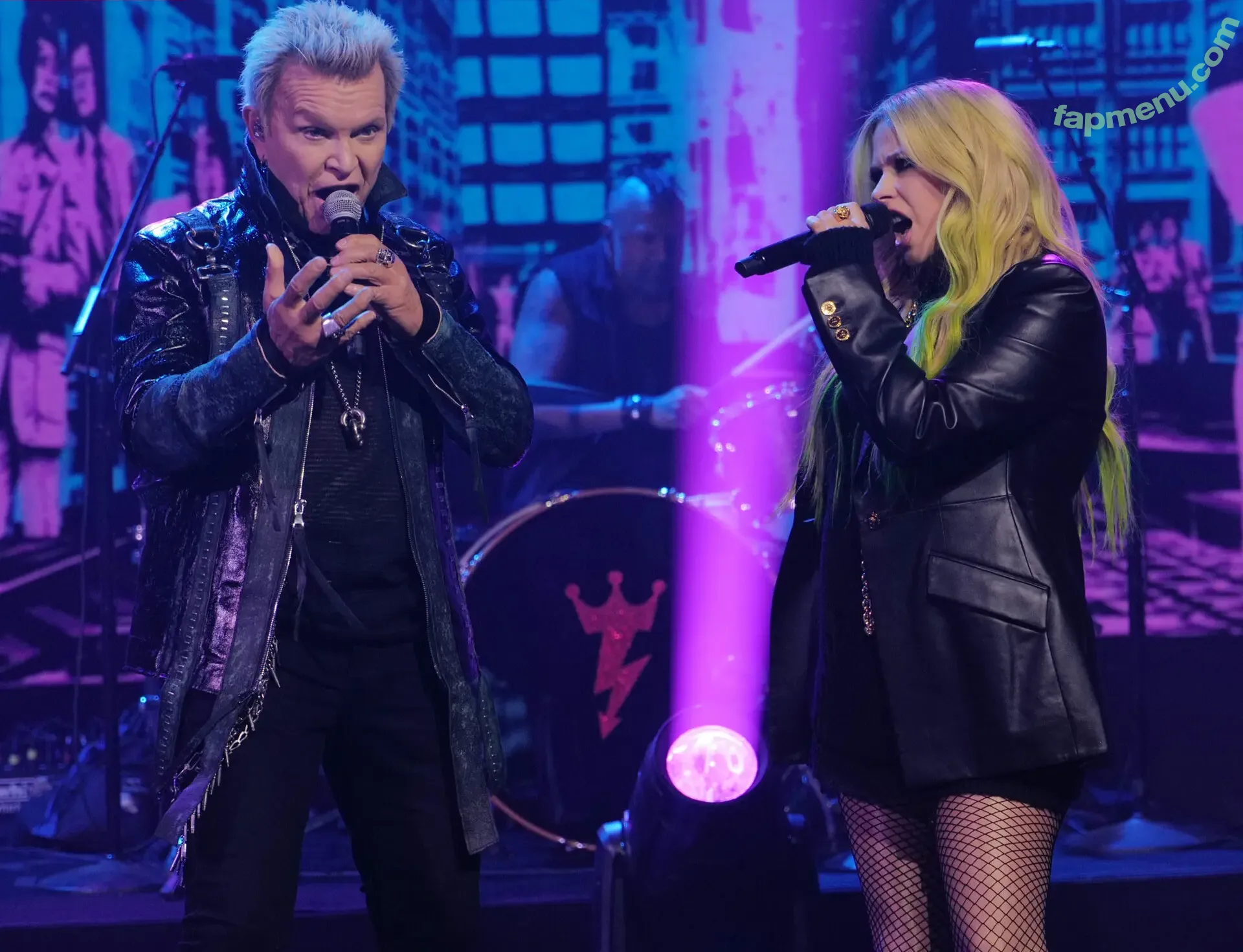 Avril Lavigne nude photo #1292 (AvrilLavigne)