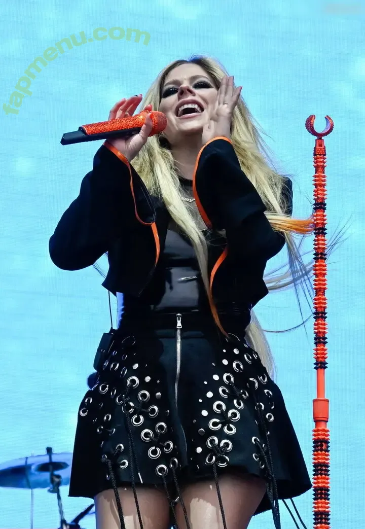 Avril Lavigne nude photo #1299 (AvrilLavigne)