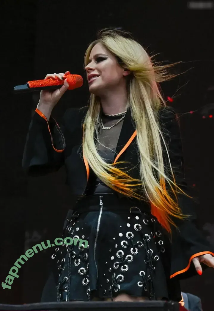 Avril Lavigne nude photo #1300 (AvrilLavigne)