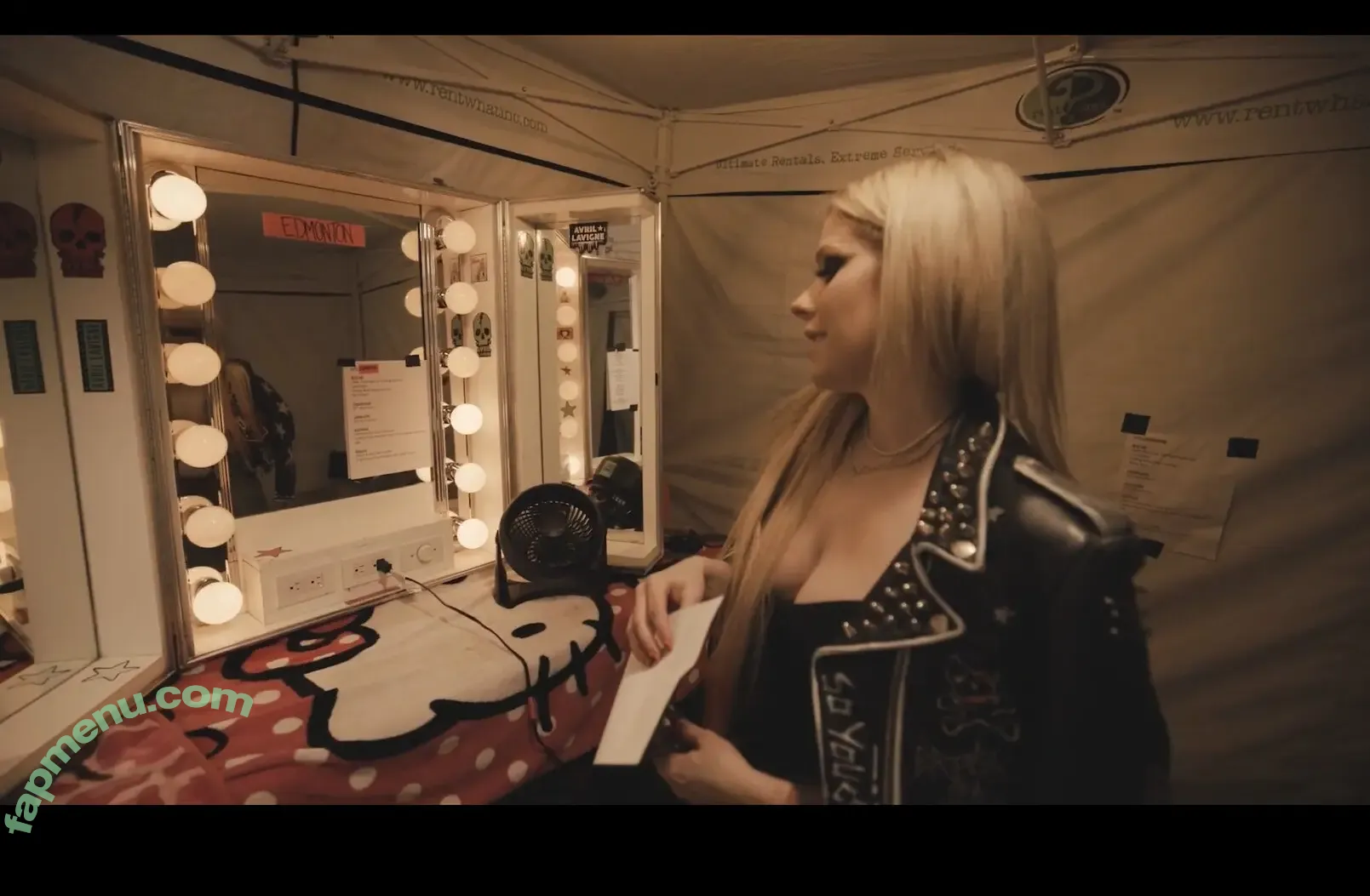 Avril Lavigne nude photo #1351 (AvrilLavigne)