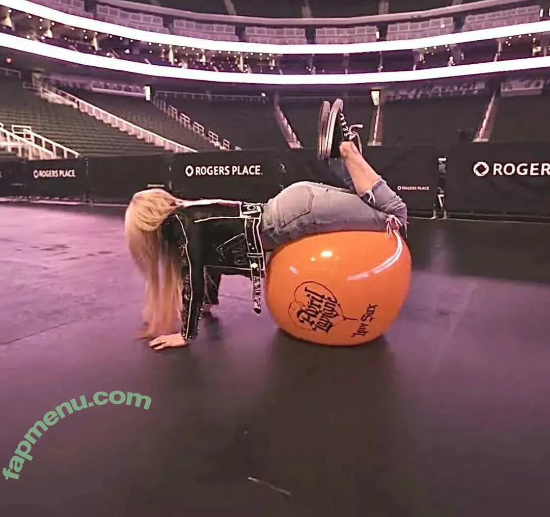 Avril Lavigne nude photo #1353 (AvrilLavigne)