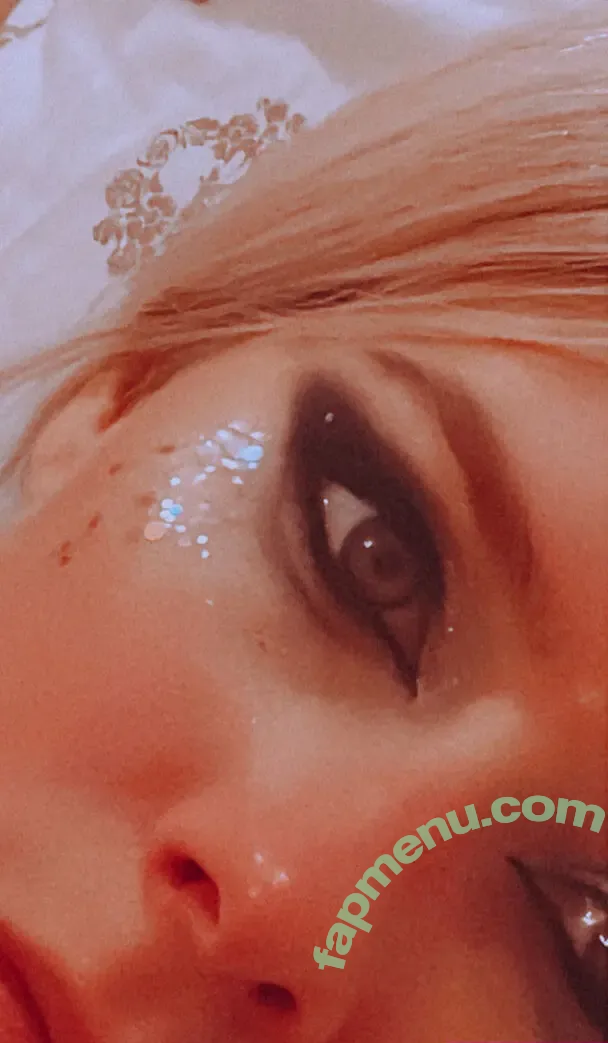 Avril Lavigne nude photo #1354 (AvrilLavigne)