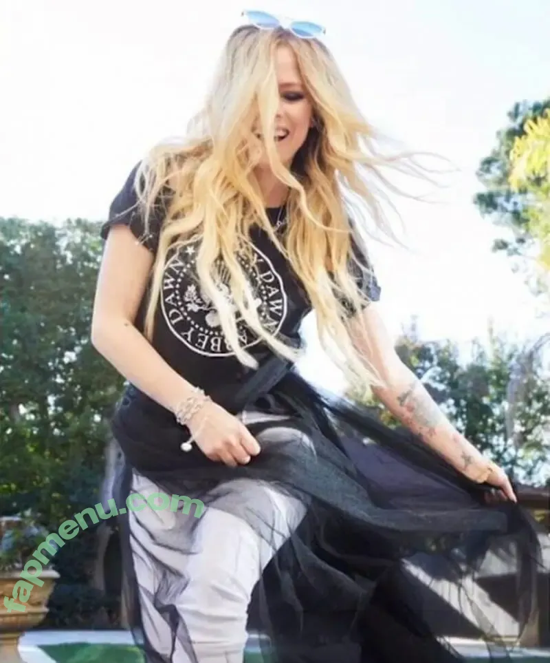 Avril Lavigne nude photo #1358 (AvrilLavigne)
