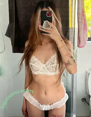 avvee / avveeladavis nude photo #0002