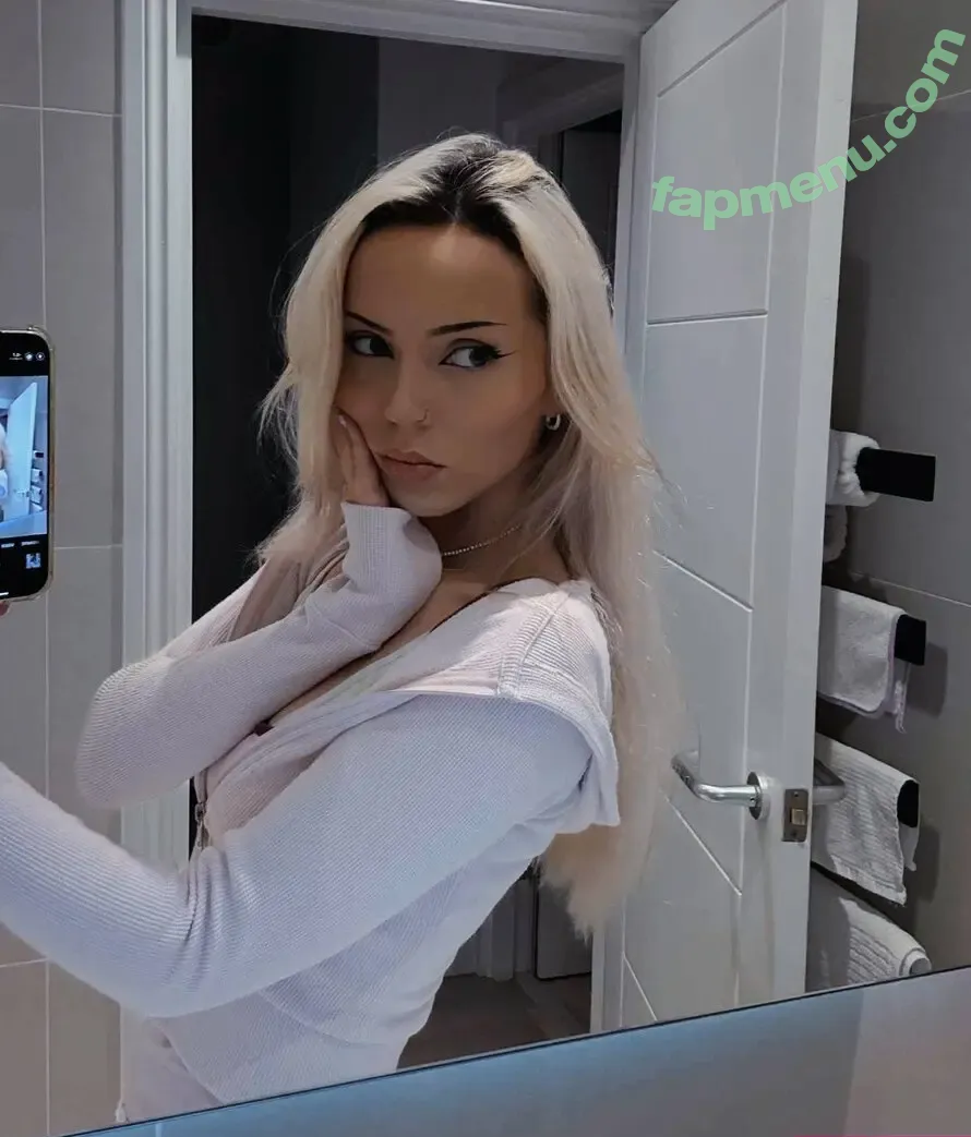 Baffy nude photo #0061 (buffylovesvampires / missbaffytwitch)