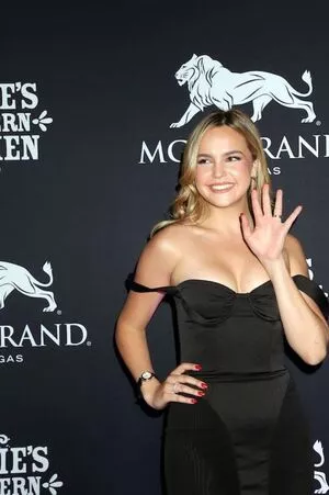 Bailee Madison / baileemadison / bailey_madis0n nude photo #0013
