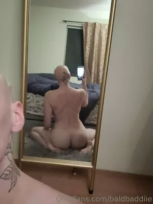 baldbaddiie / bald_baddie nude photo #0002