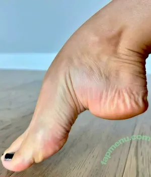 Bare Feet / barefeetpose nude photo #0140