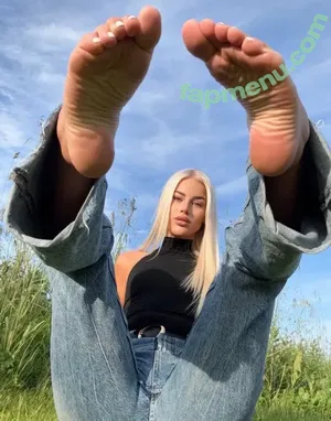 Bare Feet / barefeetpose nude photo #0521