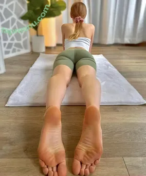 Bare Feet / barefeetpose nude photo #0580