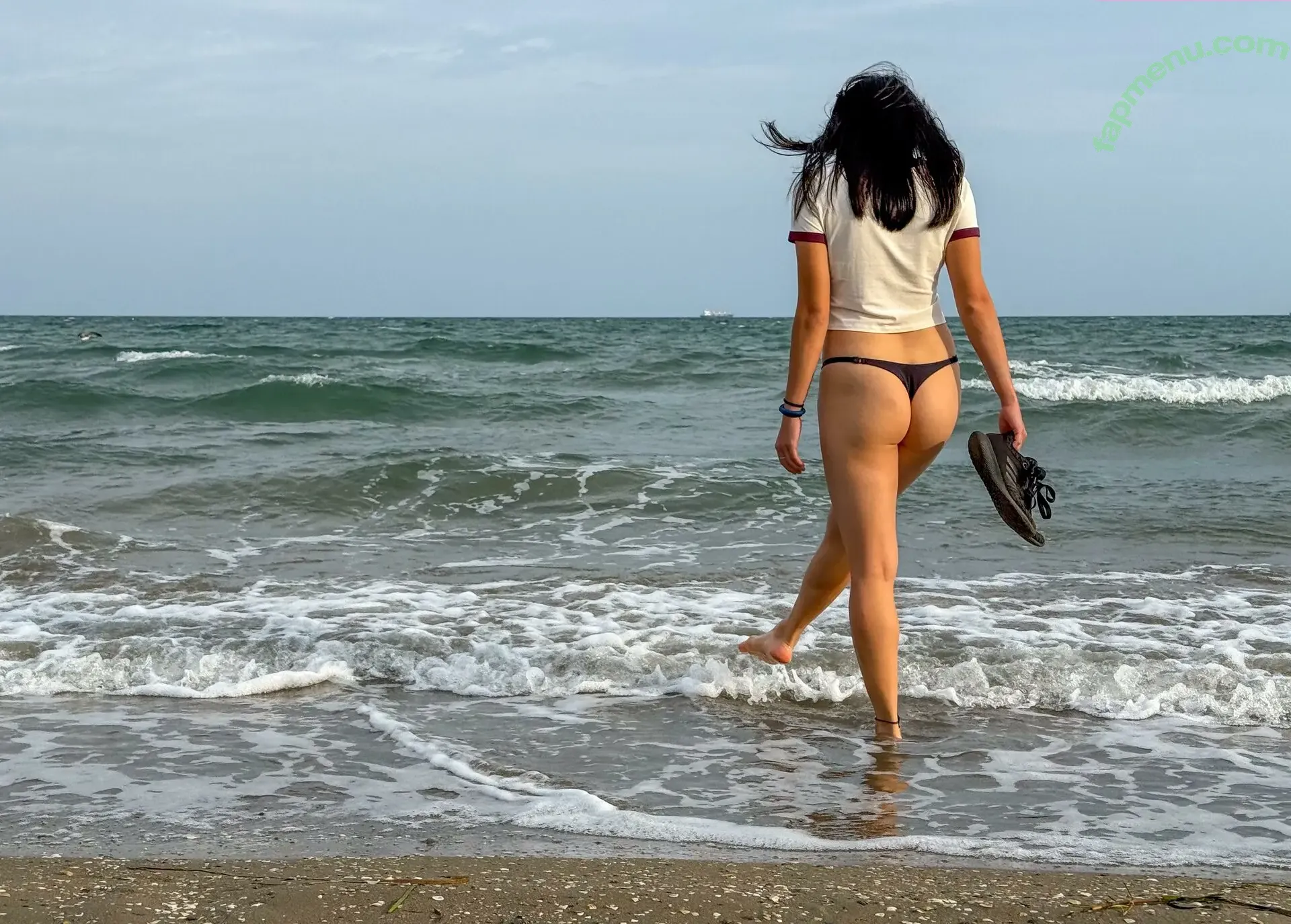 Bees-n-Puppies nude photo #0044 (bees_n_puppies / beesnpuppies)