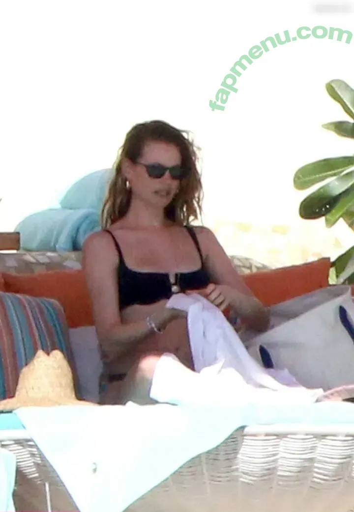 Behati Prinsloo nude photo #0316 (behatiprinsloo)