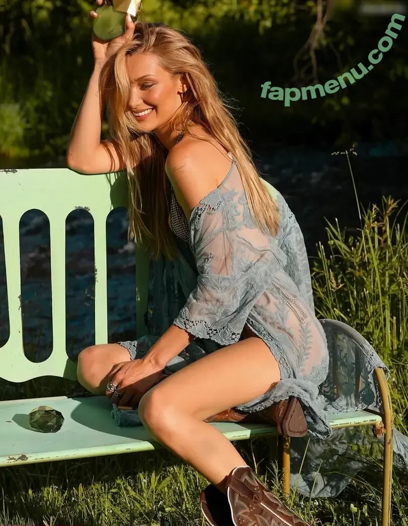 Bella Hadid nude photo #0023 (bellahadid)