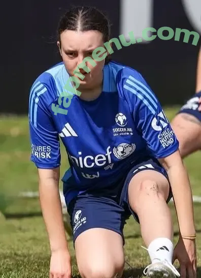 Bella Ramsey nude photo #0051 (BellaRamsey)