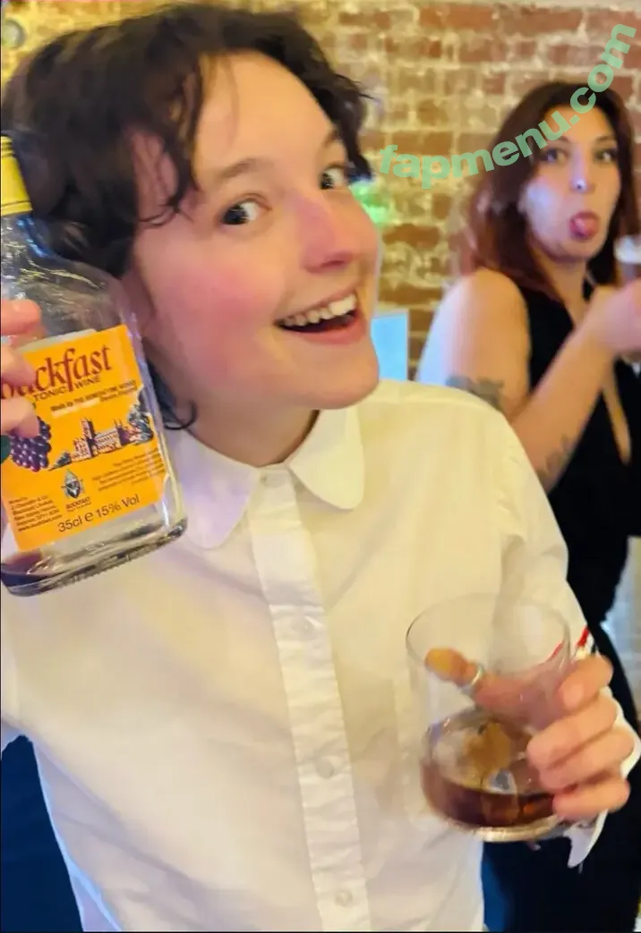 Bella Ramsey nude photo #0052 (BellaRamsey)