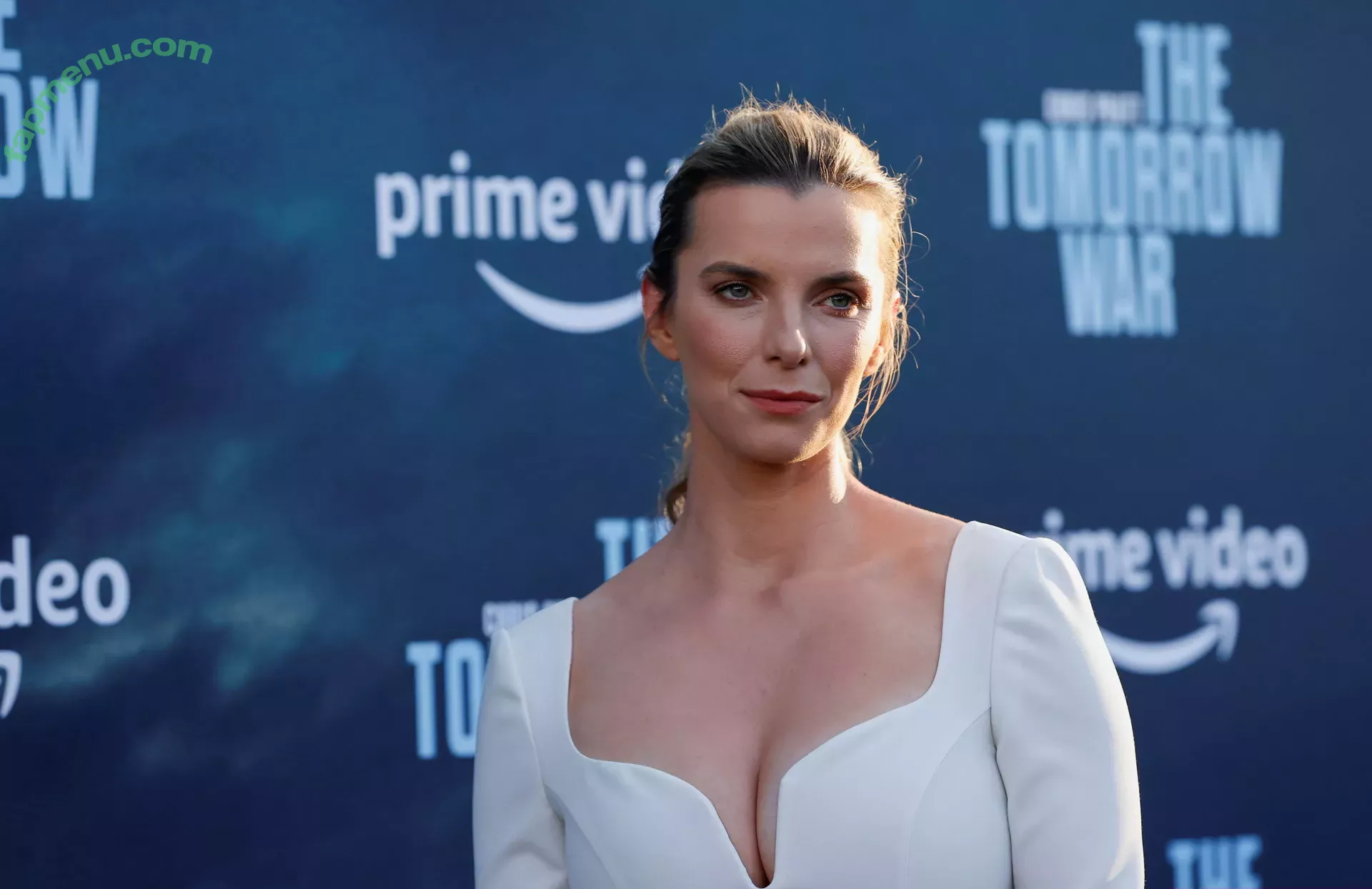 Betty Gilpin OnlyFans Leak: Nude photo #