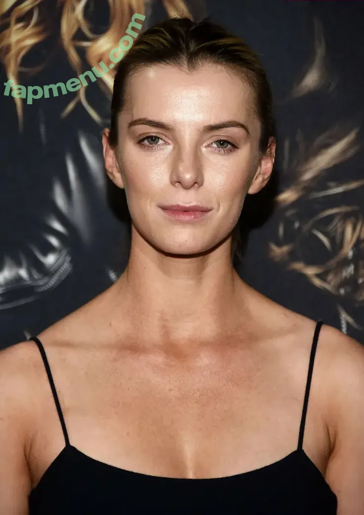Betty Gilpin nude photo #0207 (voldemortbarbieclown)