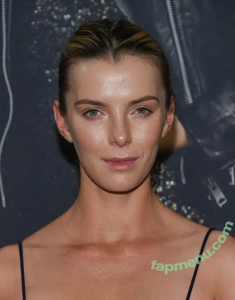 Betty Gilpin nude photo #0212 (voldemortbarbieclown)
